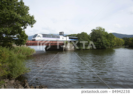 在北海道大沼公園-赤井川穿過月見橋的特快新雪谷 在北海道大沼公園-赤井川穿過月見橋的特快新雪谷 84942238