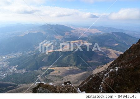 阿蘇九重國立公園 由布院町俯瞰由布山頂 阿蘇九重國立公園 由布院町俯瞰由布山頂 84943143
