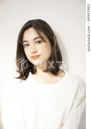 Simple female portrait Simple female portrait 84943863