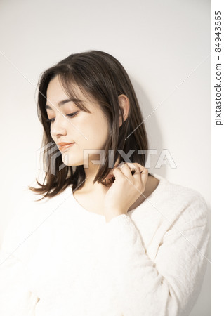 Simple female portrait Simple female portrait 84943865