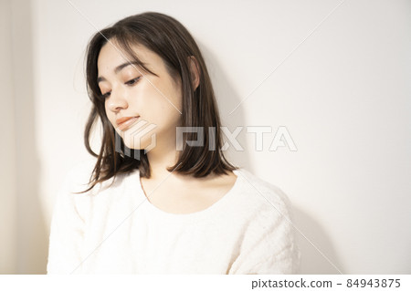 簡單的女性肖像 84943875
