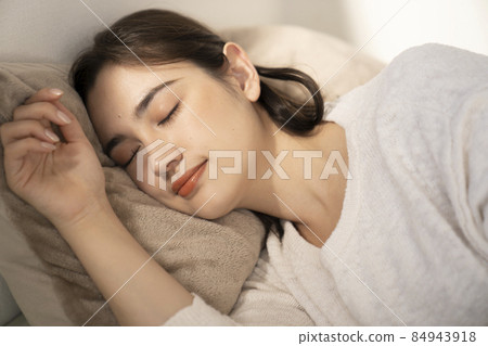 睡在床上的女人 84943918