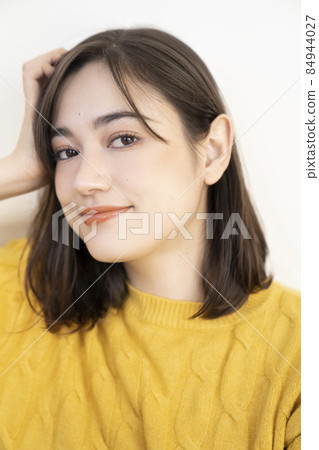 一個穿黃色針織衫的女人的肖像 一個穿黃色針織衫的女人的肖像 84944027