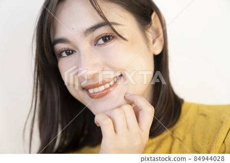 一個穿黃色針織衫的女人的肖像 一個穿黃色針織衫的女人的肖像 84944028