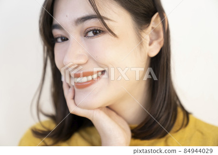 一個穿黃色針織衫的女人的肖像 一個穿黃色針織衫的女人的肖像 84944029