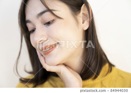 一個穿黃色針織衫的女人的肖像 一個穿黃色針織衫的女人的肖像 84944030