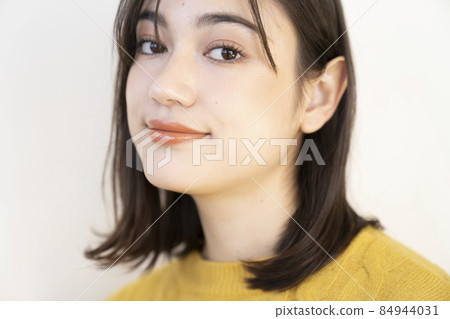一個穿黃色針織衫的女人的肖像 一個穿黃色針織衫的女人的肖像 84944031