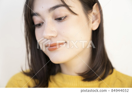 一個穿黃色針織衫的女人的肖像 一個穿黃色針織衫的女人的肖像 84944032