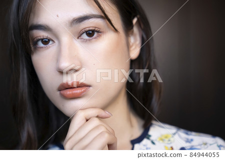 Chic female portrait 84944055