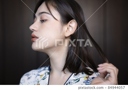 Chic female portrait 84944057