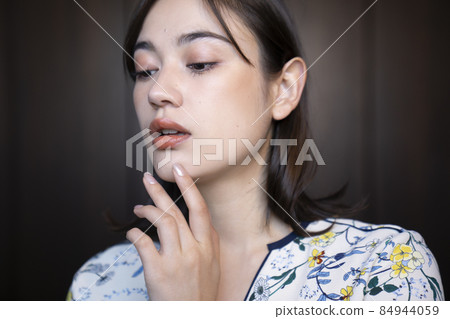 別緻的女性肖像 84944059