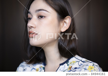 Chic female portrait Chic female portrait 84944161