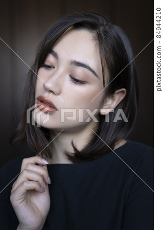 Chic female portrait 84944210