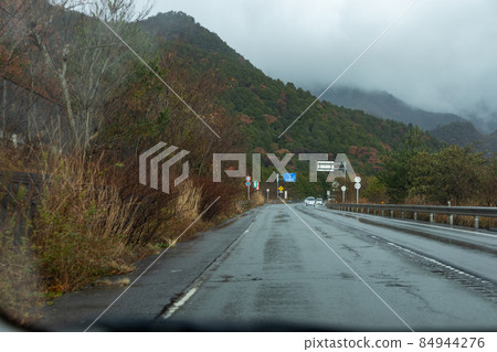 從乘客座位看雨天公路風景 84944276