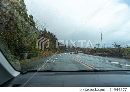 從乘客座位看雨天公路風景 84944277