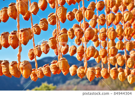 [Hanging persimmon (dried persimmon)] Kushikaki no Sato: Katsuragi-cho, Ito-gun, Wakayama Prefecture 84944304