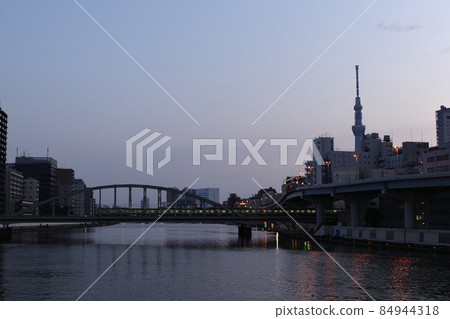 隅田川總武線鐵路橋的晨景 84944318