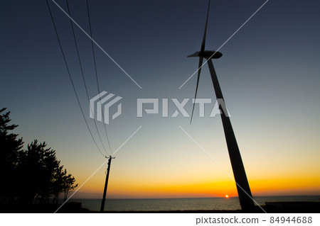 風電場和夜景（可再生能源） 84944688
