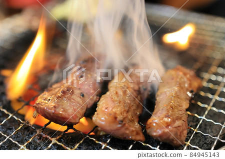 Japanese black beef Harami charcoal grilled meat 84945143