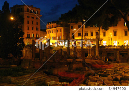 A night in Rome with all the history of the ancient forums A night in Rome with all the history of the ancient forums 84947600
