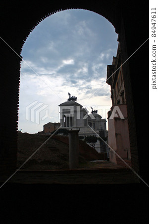 A view of the Altar of the Fatherland from the historic houses in Rome 84947611