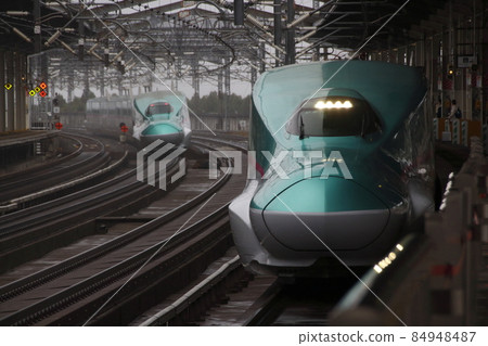 到達那須鹽原站的東北新幹線 E5 系列 84948487