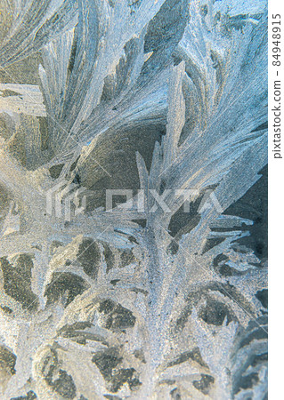 Frozen winter window with shiny ice frost pattern texture. Christmas wonder symbol, abstract background. Extreme north low temperature, natural Ice snow on frosty glass, cool winter weather outdoor Frozen winter window with shiny ice frost pattern texture. Christmas wonder symbol, abstract background. Extreme north low temperature, natural Ice snow on frosty glass, cool winter weather outdoor 84948915