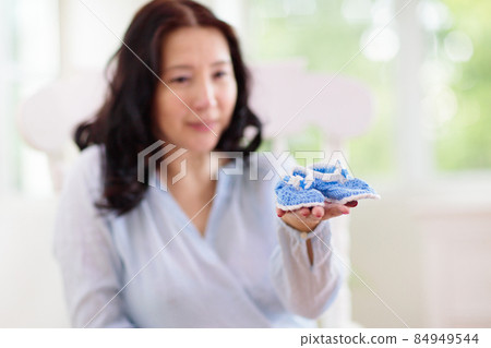 Pregnant woman at home. Young expecting mother. 84949544