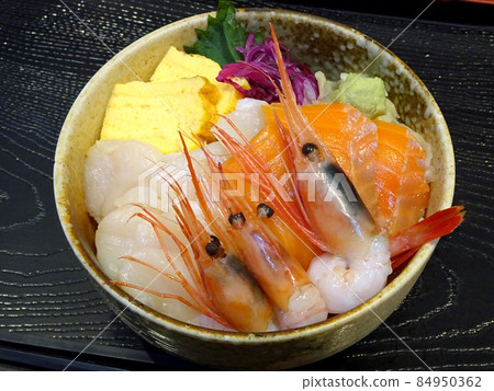 Seafood bowl, three-color bowl, sweet shrimp, scallop salmon Seafood bowl, three-color bowl, sweet shrimp, scallop salmon 84950362