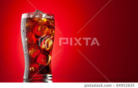 Cola with ice 84952635