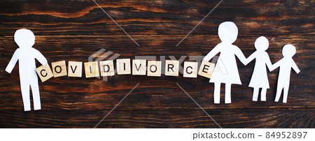 Paper chain cut family with broken heart on wooden background. divorce in the covid pandemic 84952897