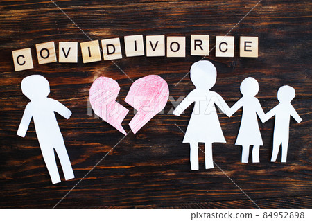 Paper chain cut family with broken heart on wooden background. divorce in the covid pandemic Paper chain cut family with broken heart on wooden background. divorce in the covid pandemic 84952898