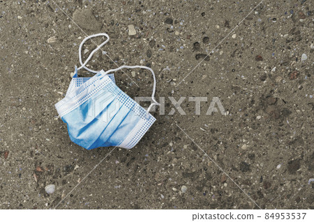 The used mask lies on the road 84953537