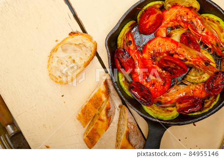 roasted shrimps with zucchini and tomatoes 84955146