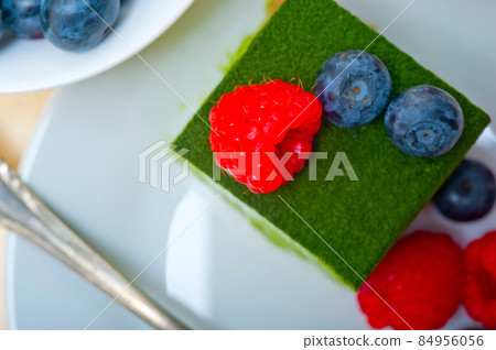 green tea matcha mousse cake with berries 84956056