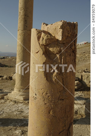 [Jordan] Irbid, a stone pillar lacking ruins illuminated by the setting sun 84959079