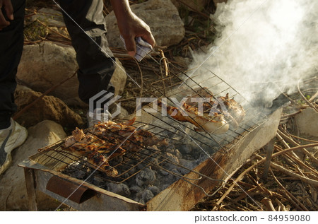 [Jordan] Irbid, charcoal-grilled chicken and white smoke rising on the net 84959080