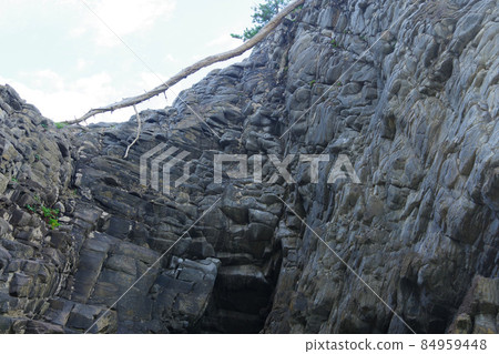 丹後半島的火成岩、安山岩、日本海美麗的岩石區 84959448