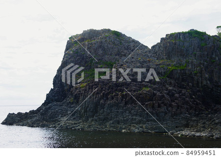 丹後半島,安山岩柱狀節理,晴天的日本海 丹後半島,安山岩柱狀節理,晴天的日本海 84959451