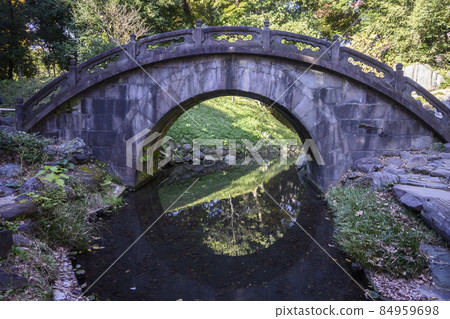 東京小石川後樂園文京區水面上的美麗倒影圓月橋 84959698