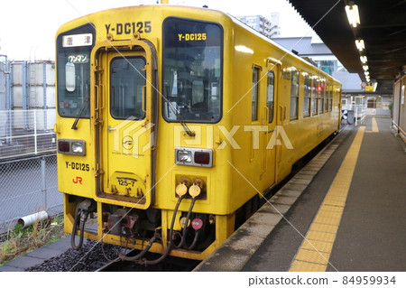 Kiha 125 vehicle at Imari station Kiha 125 vehicle at Imari station 84959934