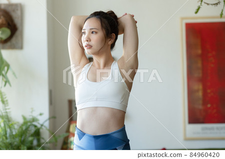 A cute woman who trains in the room A cute woman who trains in the room 84960420