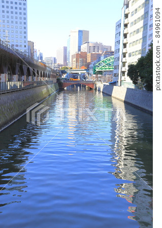 神田川上的神田川大橋和千代田區立交橋下的餐廳 84961094