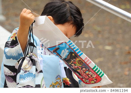 看著千歲糖果的 3 歲男孩七五三 看著千歲糖果的 3 歲男孩七五三 84961194