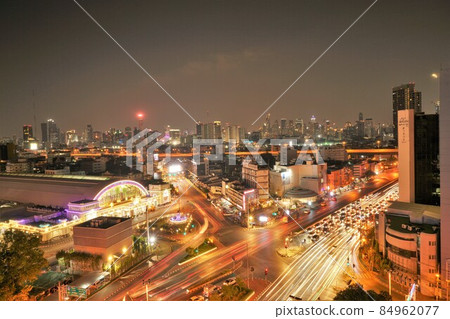 泰國國鐵曼谷中央車站和華南蓬車站夜景，燈火通明 84962077