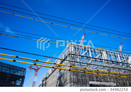 大型建築工地 電線保護罩、吊車、藍天 a-2-2 高飽和度 大型建築工地 電線保護罩、吊車、藍天 a-2-2 高飽和度 84962258