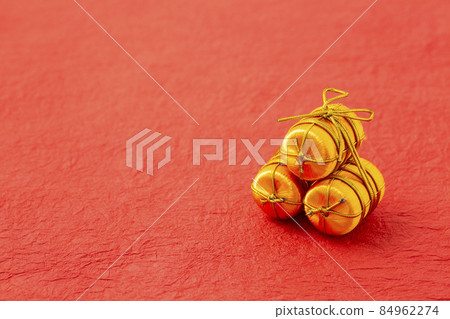 Gold bales red back 84962274