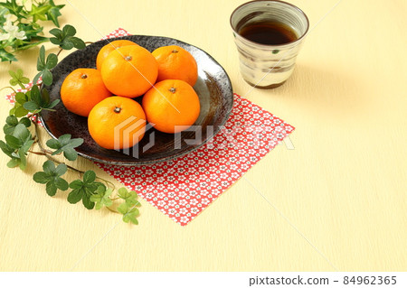 New Year's image | Mandarin oranges, Japanese paper, tea and foliage plants 84962365
