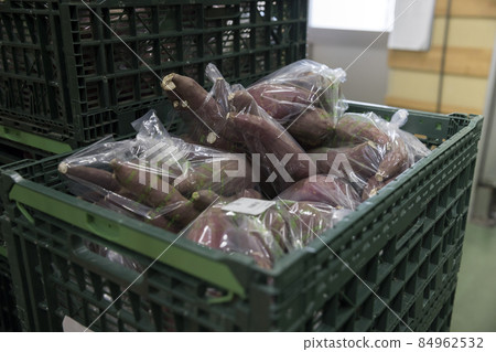 Sweet potatoes in the backyard of the supermarket 84962532