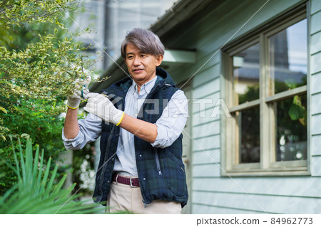 Gardening senior man 84962773